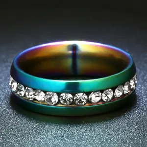 Vue macro d'une bague arc-en-ciel en acier inoxydable avec incrustation de zircons blancs
