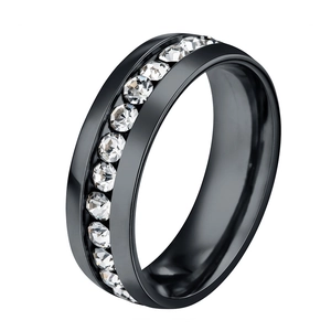 Détail d'une bague en acier inoxydable noir avec une rangée de cristaux sertis canal