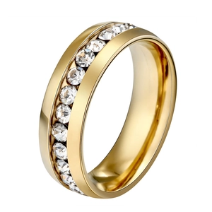 Vue détaillée d'une bague d'éternité dorée large avec pavé étincelant de zircons cubiques