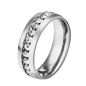 Vue détaillée de la bague en acier inoxydable argenté avec pierres transparentes serties