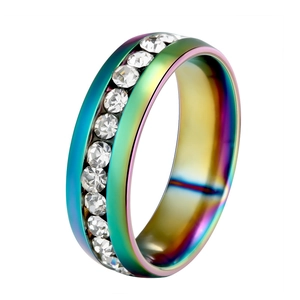 Détail d'une bague arc-en-ciel en acier inoxydable avec rangée de cristaux clairs