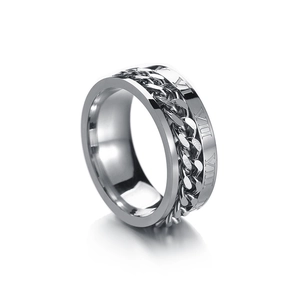 Detalle de anillo giratorio de acero inoxidable con números romanos grabados