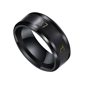 Detail showing the smart temperature display at 37 degrees on a black stainless steel ring