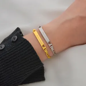 Bracelets gourmettes en acier inoxydable avec cœur ajouré en coloris or et argent