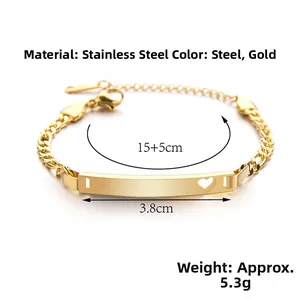 Détail d'un bracelet doré en acier inoxydable avec barre ajourée de cœur et fermoir