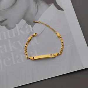 Bracelet Figaro personnalisable en acier inoxydable doré avec barre ajourée en forme de cœur