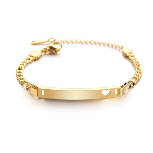 Gros plan d'un bracelet gourmette en acier inoxydable doré avec plaque coeur évidée
