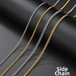 Cadenas de eslabones de titanio pulido oro 18k y plata sobre textura de cuero negro
