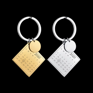 Vue macro des porte-clés calendrier personnalisés avec une date marquée d'un cœur