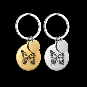 Détail des porte-clés en acier doré et argenté avec motif de papillon gravé de précision