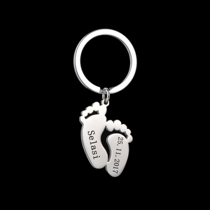 Porte-clés empreinte de pied en argent poli avec gravure personnalisée du nom et de date