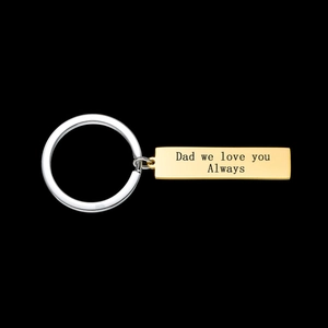 Détail d'un porte-clés doré avec message gravé Dad we love you Always pour papa