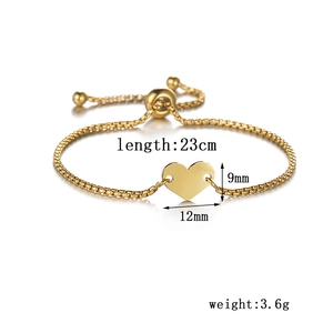 Détails du bracelet cœur doré avec longueur de 23cm et poids de 3,6g sur fond blanc