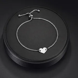 Bracelet en acier titane argenté poli avec pendentif coeur et chaîne vénitienne