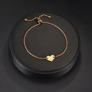 Bracelet coeur élégant en acier titane doré avec fermoir coulissant réglable pour femme