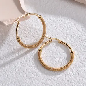 Orecchini a cerchio minimalisti in acciaio inox dorato con texture a spirale e perline