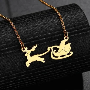 Gouden rendierslee hanger ketting van vintage roestvrij staal op zwarte textuur