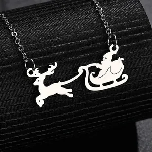 Retro kerstketting met rendier en slee silhouet hanger in een zilverkleurige afwerking