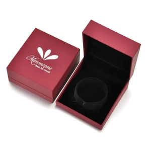 Elegante tiefrote Armband-Geschenkboxen mit hochwertiger schwarzer Samtinnenseite