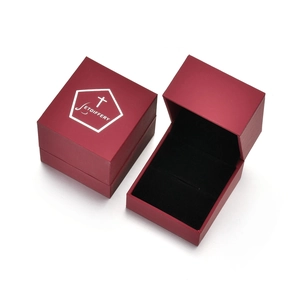 Elegantes tiefrotes PU-Schmuckkästchen-Set mit schwarzem Samtfutter für Ringe und Ohrringe