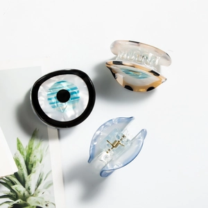 Haarklammern mit Evil Eye Design aus Acetat in Schwarz, Schildpatt und Blau auf Weiß