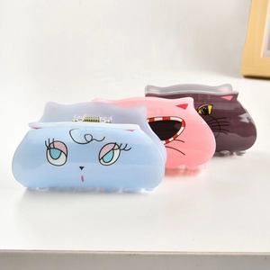 Vue détaillée de trois pinces à cheveux chat en acrylique bleu, rose et gris avec ressort solide