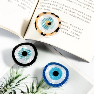 Detailaufnahme von drei runden Evil Eye Haarklammern mit marmorierter Harztextur und Farben