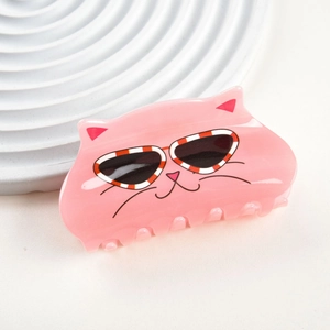 Détail d'une pince à cheveux chat rose avec lunettes à rayures en résine acrylique