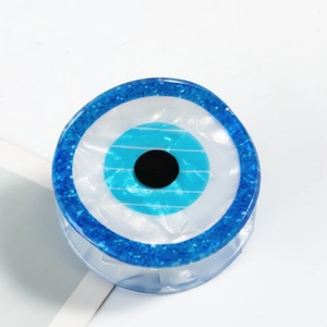 Detailaufnahme der blauen Evil-Eye Haarklammer aus hochwertigem Acetat mit Glitzer