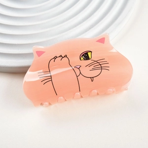 Détail de la pince à cheveux chat en acrylique rose avec finition transparente et motifs