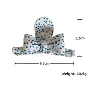 Détail montrant les dimensions de la pince à cheveux en acétate motif pierre bleue, 9,6cm