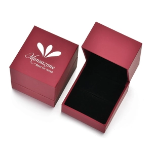 Dunkelrote Doppelringschatulle mit Samtfutter und elegantem Mensazone-Branding in Mattoptik