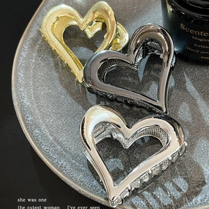 Detailansicht der hohlen Herz-Haarklammern aus Metall in Gold, Silber und Schwarz