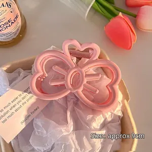 Detail der rosa matten Schmetterling-Haarklammer mit Herz-Ausschnitten und 9cm Größenangabe