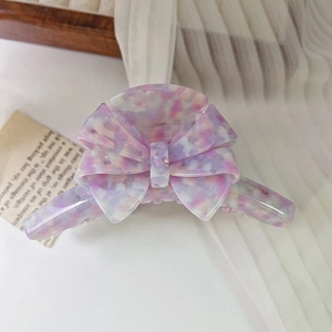 Détail d'une grande pince à cheveux nœud en acétate avec texture marbrée violette