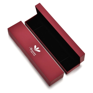 Edle weinrote Schmuck-Geschenkbox mit schwarzem Samtfutter und weißem Logo-Aufdruck