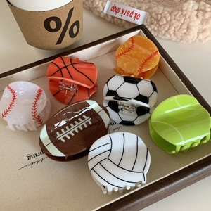Set de 7 pinzas para el cabello deportivas con diseños de baloncesto y fútbol en bandeja