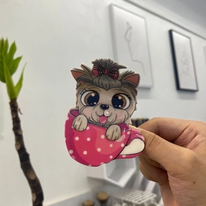 Pince à cheveux chiot dessin animé avec chien à poils longs dans une tasse à pois