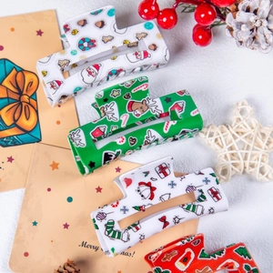 Détails des pinces à cheveux de Noël avec motifs renne et flocons sur fond texturé