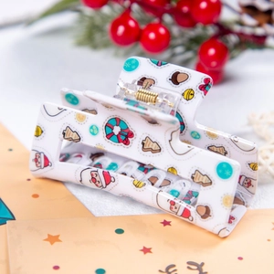 Détail de la pince à cheveux de Noël avec motifs Père Noël et décor festif