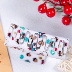 Gros plan détaillé d'une pince à cheveux de Noël avec motifs de renne et Père Noël