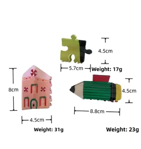 Dimensioni dettagliate delle pinze per capelli in acrilico a forma di puzzle e matita