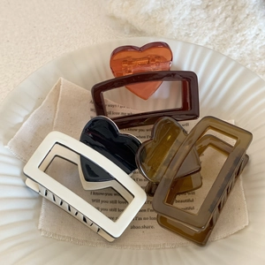 Set di quattro mollette per capelli quadrate in acetato con design a cuore e colori neutri