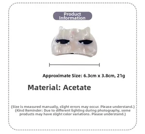 Nahaufnahme der Katzen-Haarklammer aus Acetat in Marmor-Optik mit Maßen 6,3 cm x 3,8 cm