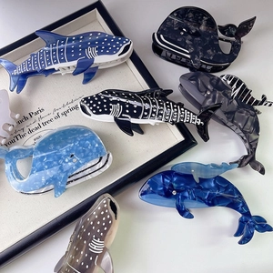 Pinces à cheveux en acétate motif marin avec requins et baleines et détails strass