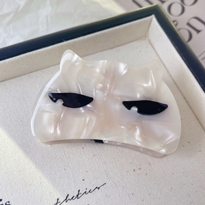 Detail der süßen Haarklammer in Katzenform aus cremeweißem Acetat mit Sonnenbrille