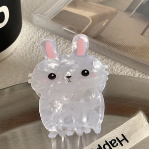 Gros plan sur une pince à cheveux lapin blanc nacré en acétate brillant