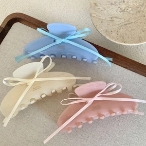 Three-piece set of acetate claw clips with ballet-style blue and pink silk ribbons