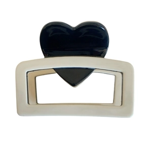 Pinza per capelli quadrata minimalista con cuore nero in acetato bianco crema