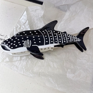 Détail de la grande pince à cheveux requin-baleine avec motif acétate noir et blanc